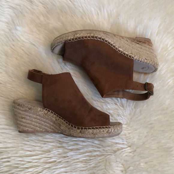 2/$25 GAP brown faux suede sandals size 6 - Picture 3 of 9